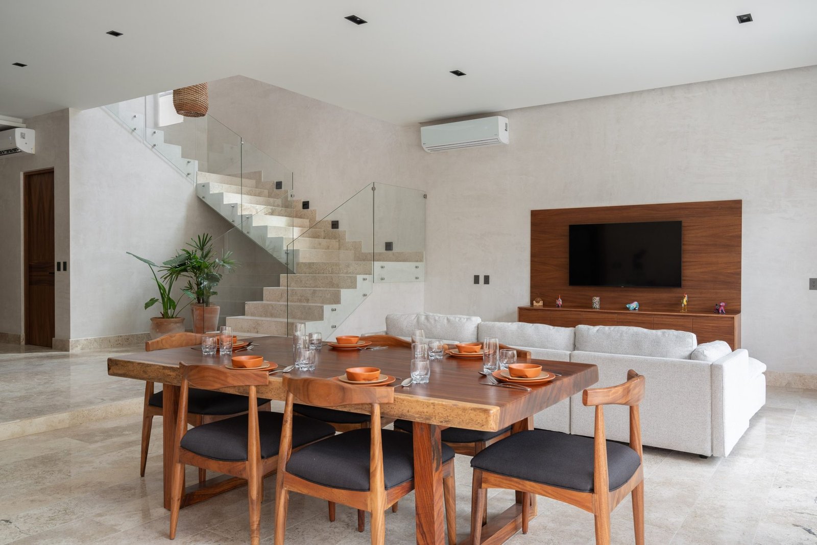 Comedor de parota y sala en una casa de Kaybe, Tulum, Quintana Roo